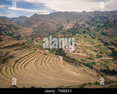 Blick von der Inkaruinen von Pisac in Peru. Inca Anbau Terrassen. Stockfoto