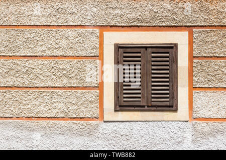 Geschlossene Fensterläden auf dem alten renovierten Mittelalterhaus, Kőszeg, Ungarn Stockfoto
