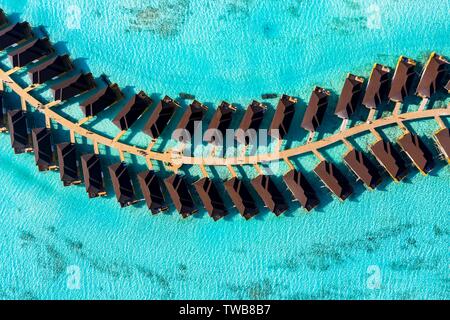 Luftaufnahme, Bungalows am Wasser in türkisem Wasser, tourist resort, Süd Male Atoll, Malediven Stockfoto