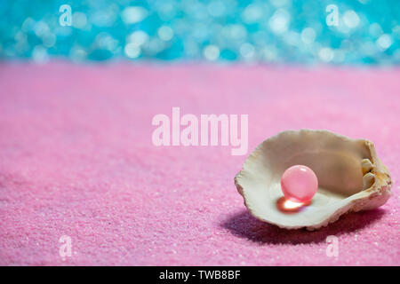 Perle in Pink Sand Beach Sommerurlaub Konzept Hintergrund Stockfoto