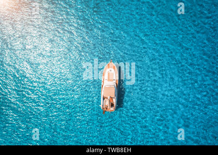 Luftaufnahme der Luxusyacht im transparenten Meer bei Sonnenuntergang Stockfoto