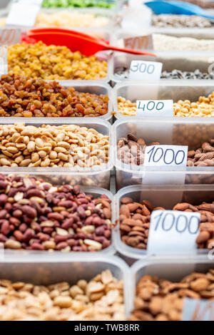 Nüsse und getrocknete Früchte Sammlung in der Kunststoffkästen bereit für den Verkauf auf dem Markt in Belgrad. Close Up. Stockfoto