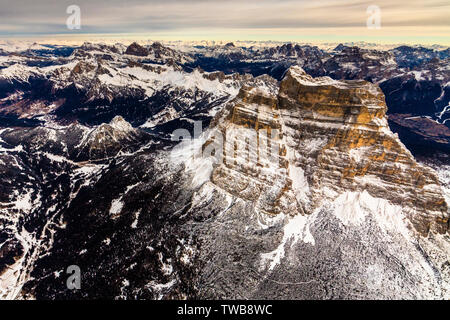 Luftaufnahme des majestätischen Monte Pelmo im Winter, Dolomiten, Cortina d'Ampezzo, Belluno, Venetien, Italien Stockfoto