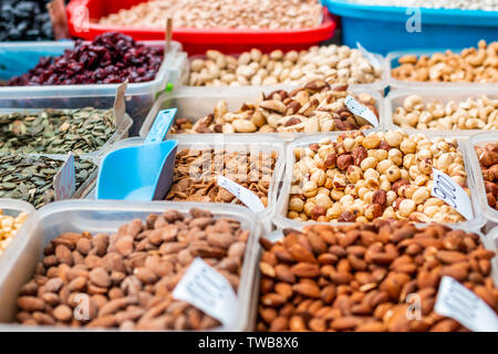 Nüsse und getrocknete Früchte Sammlung in der Kunststoffkästen bereit für den Verkauf auf dem Markt in Belgrad. Close Up. Stockfoto