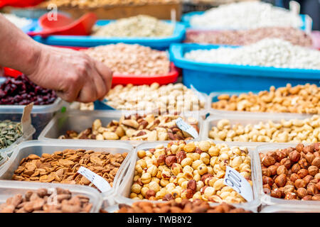 Nüsse und getrocknete Früchte Sammlung in der Kunststoffkästen bereit für den Verkauf auf dem Markt in Belgrad. Close Up. Stockfoto