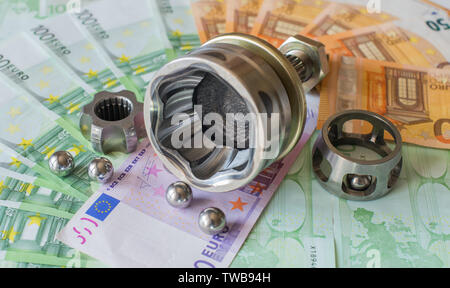Auto Teile liegen auf einem Haufen Geld. Selektive konzentrieren. Stockfoto