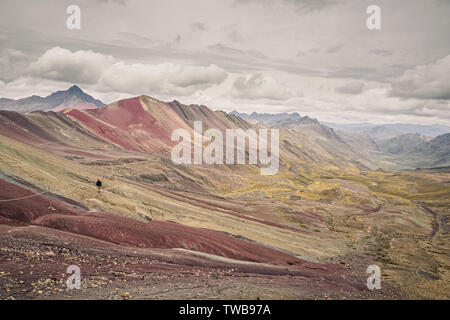 Rainbow Berg- oder Vinicunca im Süden Perus. Einsamer Mann tun, Trekking Stockfoto