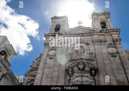 Mdina, Malta, 8. April 2019; mittelalterliche St. Paul's Cathedral Fassade mit Sun reflecions gegen malerischen Himmel Stockfoto