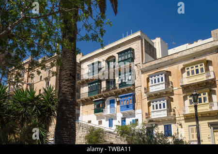 Eine Straße mit bunten Bucht Balkone im historischen Teil von Valletta auf Malta Stockfoto