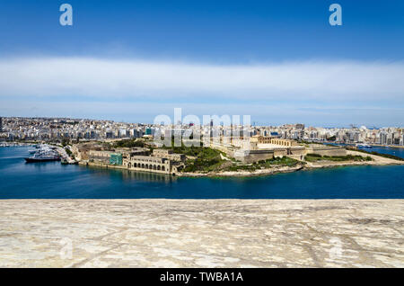 Panoramablick auf die Insel Manoel mit Fort Manoel, Sliema, Malta an einem sonnigen Tag von Hastings Gärten gesehen Stockfoto