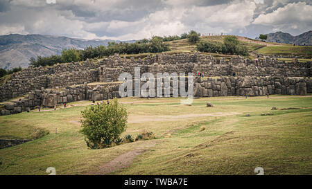 Inka Ruinen von Sacsayhuaman in der Stadt Cusco in Peru, Panoramaaussicht. Riesige Felsen Stockfoto