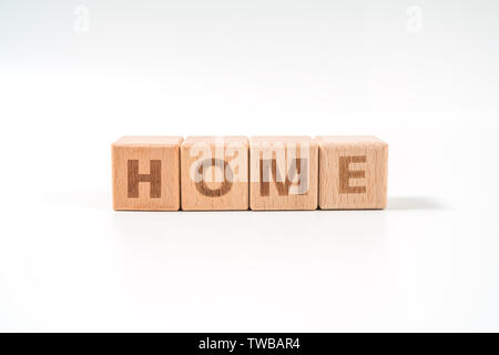 Wort HOME auf Holz Würfel Würfel auf weißem Hintergrund. Stockfoto