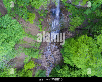 Lange wird der Fluss Der Wasserfall Kaskadierung von der Klippe. Luftaufnahme. Drone Foto. Stockfoto