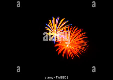 Feuerwerk den Nachthimmel mit der ungewöhnlichen Farben orange, blau, gelb und rosa. Stockfoto