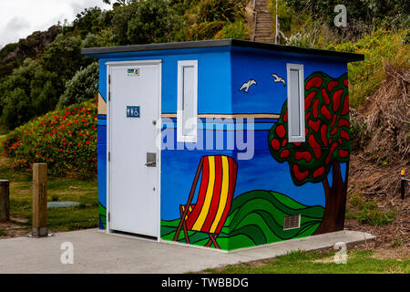 Bunte öffentliche Toilette, mangawhai Heads, Northland, North Island, Neuseeland Stockfoto