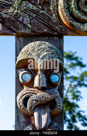 Maori Schnitzereien auf das Eingangstor zu einem Friedhof, North Island, Neuseeland Stockfoto