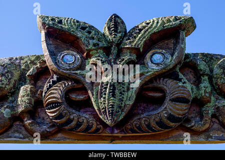 Maori Schnitzereien auf das Eingangstor zu einem Friedhof, North Island, Neuseeland Stockfoto