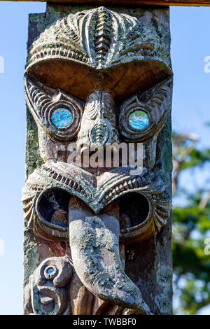 Maori Schnitzereien auf das Eingangstor zu einem Friedhof, North Island, Neuseeland Stockfoto