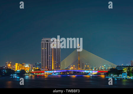 Die Schönheit des Flusses Chao Phraya und Boot bei Nacht mit Rationalismus in Pinklao Brücke, Bangkok in Thailand. Stockfoto