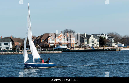 Ein kleines Segel Boot mit zwei Menschen in Bewegung schnell Während eines Winters Regatta. Stockfoto