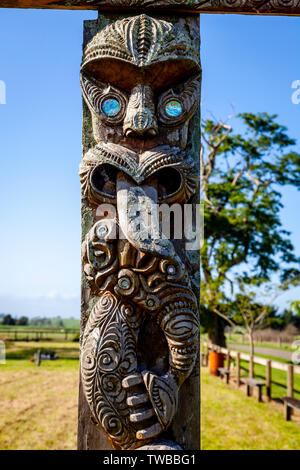 Maori Schnitzereien auf das Eingangstor zu einem Friedhof, North Island, Neuseeland Stockfoto