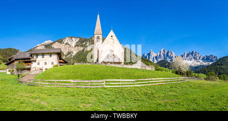 Panorama von Santa Maddalena Kirche und Geisler Spitzen, Villnösser Tal, Dolomiten, Provinz Bozen, Südtirol, Italien Stockfoto