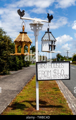 Vogel Häuser für Verkauf außerhalb eines Hauses in Waipu, Northland, North Island, Neuseeland Stockfoto