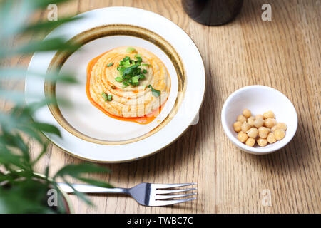 Kichererbse einfügen und gerösteten Zwiebeln, orientalischen Imbiss. Stockfoto