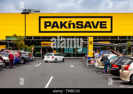 Die Leute laden Ihre Einkaufen bei PaknSave Supermarkt, Whangarei, North Island, Neuseeland Stockfoto