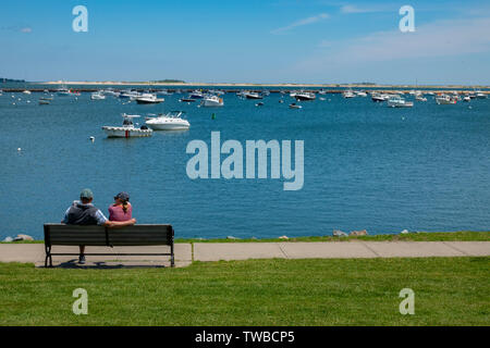 USA Massachusetts MA Plymouth Plimouth Hafen sonnigen Sommertag ein Paar genießt die Aussicht - Pilger hier gelandet Stockfoto