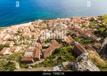 Monemvasia, Griechenland. Luftbild der Altstadt von Monemvasia aus der Spitze des Plateaus Stockfoto