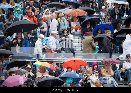 Die Queens Club, London, Großbritannien. 19. Juni 2019. Tag 3 des Fieber Baum Meisterschaften. Stan Wawrinka (SUI) vs Daniel Evans (GBR) auf dem Center Court. Spielen ist durch den Regen ausgesetzt. Credit: Malcolm Park/Alamy Leben Nachrichten. Stockfoto