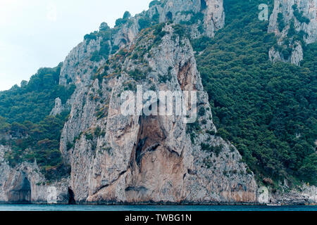 Spektakuläre Klippen an der Küste von Capri, Italien Stockfoto