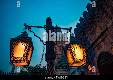 Orlando, Florida. Am 16. Mai. 2019. Blick von oben auf die straßenlaterne und Marokko Gebäude in Epcot in Walt Disney World. Stockfoto