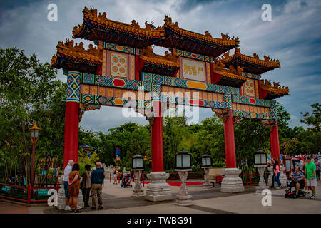 Orlando, Florida. Am 16. Mai. 2019. Bunte chinesische Bögen auf Sonnenuntergang Hintergrund in Epcot. Stockfoto