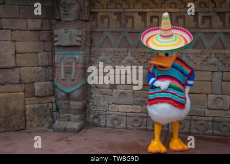 Orlando, Florida. Am 16. Mai. 2019. Donald Duck in Mexikanische Kleidung in Epcot (1) Stockfoto