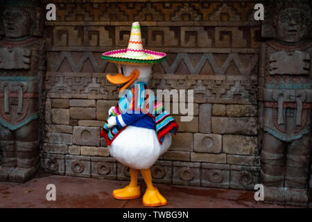 Orlando, Florida. Am 16. Mai. 2019. Donald Duck in Mexikanische Kleidung in Epcot Stockfoto