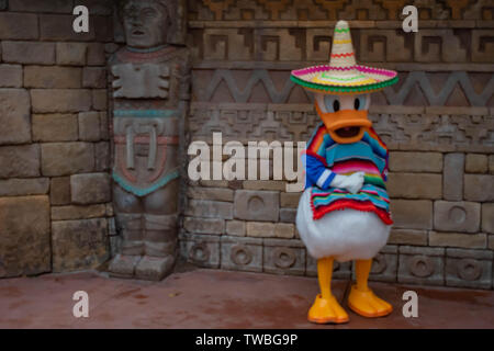 Orlando, Florida. Am 16. Mai. 2019. Donald Duck in Mexikanische Kleidung in Epcot Stockfoto
