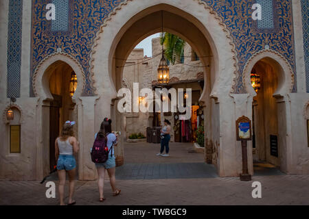 Orlando, Florida. Am 16. Mai. 2019. Menschen zu Fuß auf Marokko Pavillion in Epcot in Walt Disney World Stockfoto