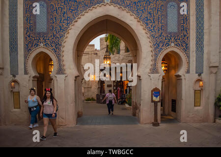 Orlando, Florida. Am 16. Mai. 2019. Menschen zu Fuß auf Marokko Pavillion in Epcot in Walt Disney World Stockfoto