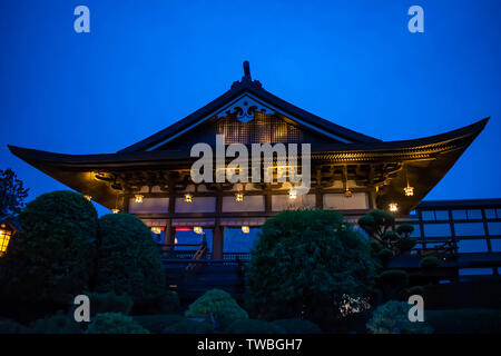 Orlando, Florida. Am 16. Mai. 2019. nach oben Blick auf japanisches Restaurant auf blaue Nacht Hintergrund in Epcot. Stockfoto