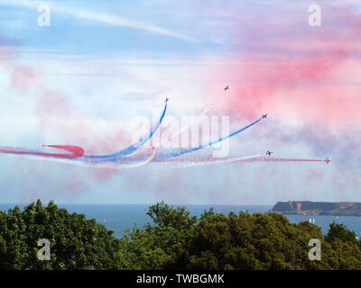 Die roten Pfeile über Tor Bay, geschossen von einem Hügel über Paignton in Richtung Berry Head Brixham, South Devon während der torbay Airshow. Stockfoto