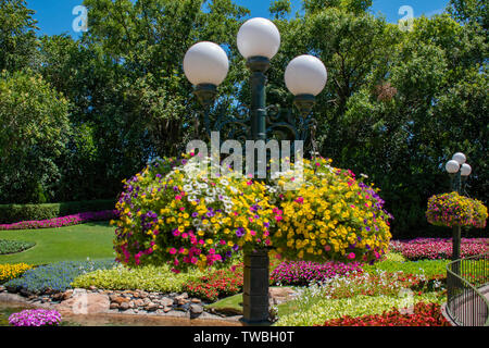 Orlando, Florida. 24. Mai 2019. Schöne Blumen hängen in Straßenlaterne auf Kanada Pavillons in Epcot im Walt Disney World Resort Area. Stockfoto
