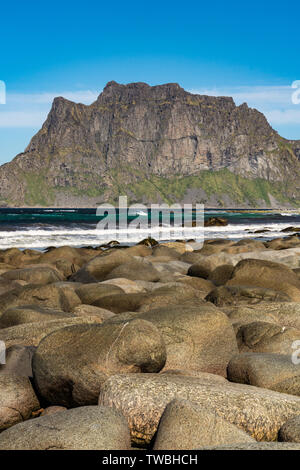 Strand, Utakleiv Lofoten Inseln, Norwegen an einem strahlenden Frühlingstag. Der Strand hat viele große Geröll Stockfoto