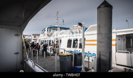 Ile d Yeu, Frankreich - 16. September 2018: Die Fähre, die den Hafen der Insel von Yeu, wo Reisende sitzen die Show auf einem Sommer zu bewundern gibt d Stockfoto