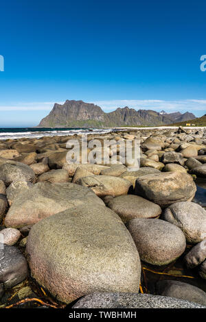 Strand, Utakleiv Lofoten Inseln, Norwegen an einem strahlenden Frühlingstag. Der Strand hat viele große Geröll Stockfoto