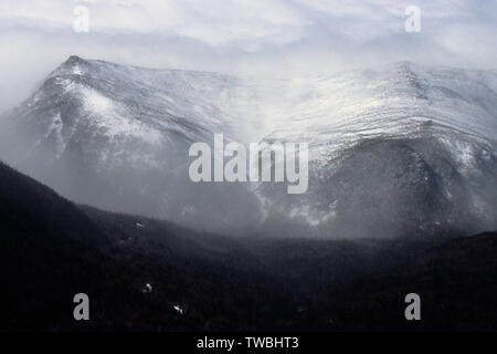 Den östlichen Hängen des Mount Washington in New Hampshire White Mountains während einer extrem windigen Wintertag. Lion's Head befindet sich auf der linken Seite. Stockfoto