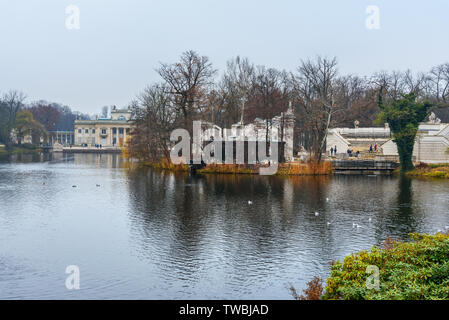 Lazienki Schloss oder Palast auf dem Wasser und das Amphitheater in Łazienki Park im Herbst. Warschau. Polen Stockfoto