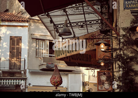 Athen, Griechenland - Juni 2019. Eine Ansicht vom Bezirk in Athen Monastiraki. Typische Fassade und Dekoration im Restaurant. Stockfoto