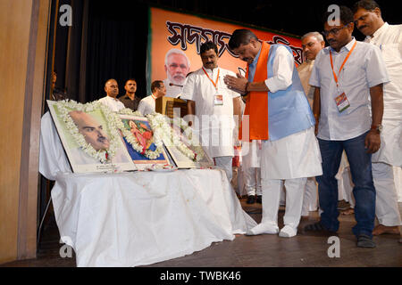 Kolkata, Indien. Juni, 2019 19. Bharatiya Janta Party oder BJP Nationaler Sekretär Kailash Vijayvargiya würdigt während der BJP internen Besprechung bezüglich der Mitgliedschaft. Credit: Saikat Paul/Pacific Press/Alamy leben Nachrichten Stockfoto